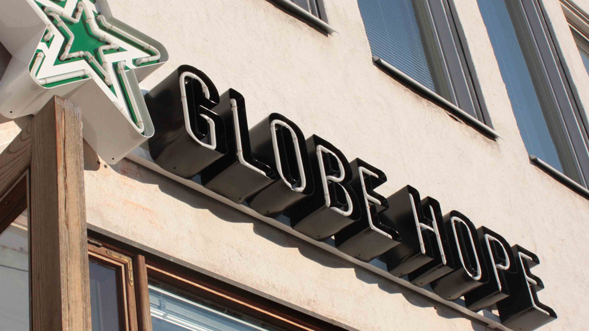 Globe Hope, valomainos Lasipalatsilla.